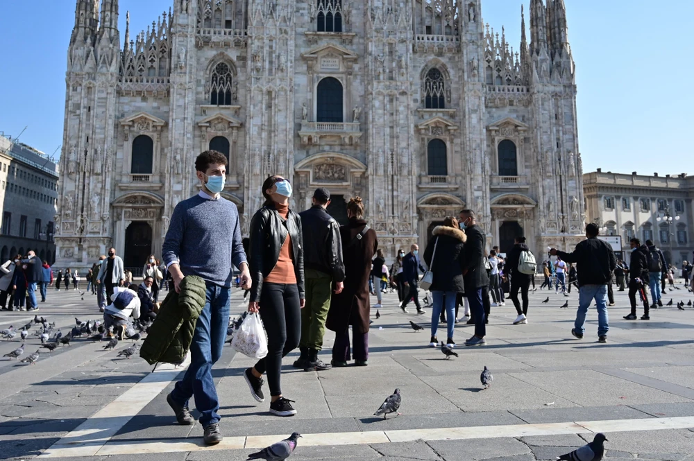 Người dân đeo khẩu trang phòng dịch COVID-19 tại Quảng trường del Duomo ở Milan, Italy ngày 17/10/2020. (Ảnh: AFP/TTXVN)