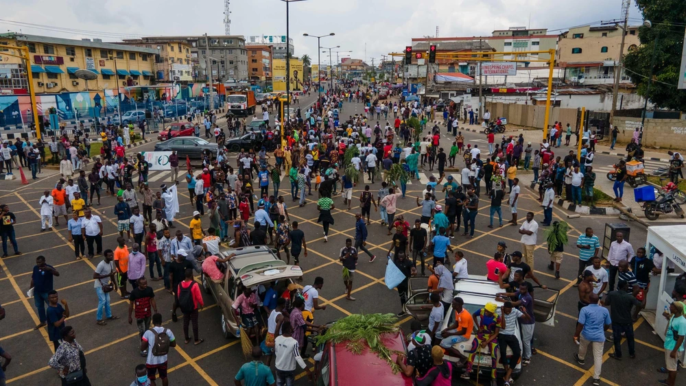 Người biểu tình phong tỏa một tuyến đường ở thành phố Lagos, Nigeria ngày 19/10/2020. (Ảnh: AFP/TTXVN)