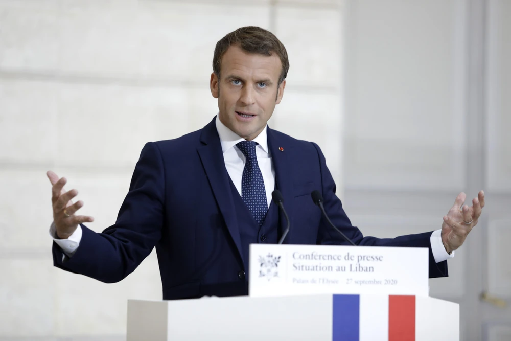 Tổng thống Pháp Emmanuel Macron phát biểu trong cuộc họp báo tại thủ đô Paris ngày 27/9/2020. (Ảnh: AFP/TTXVN)