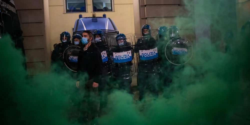 Người biểu tình đụng độ với cảnh sát tại Turin, Italy ngày 26/10/2020. (Nguồn: Getty Images)