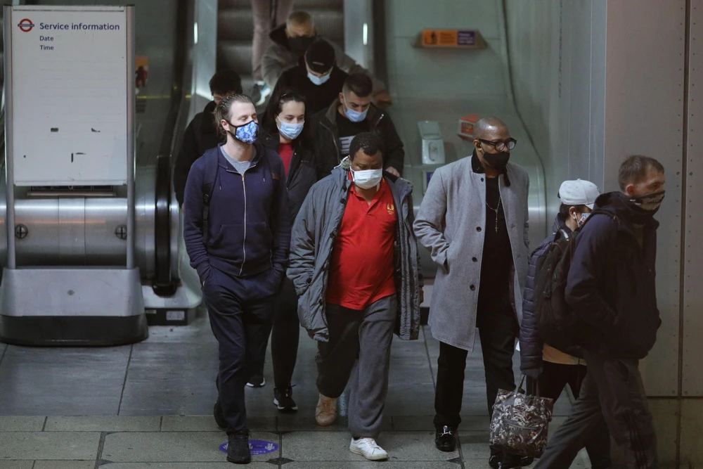 Người dân đeo khẩu trang phòng lây nhiễm COVID-19 tại London, Anh, ngày 21/10/2020. (Ảnh: THX/TTXVN)