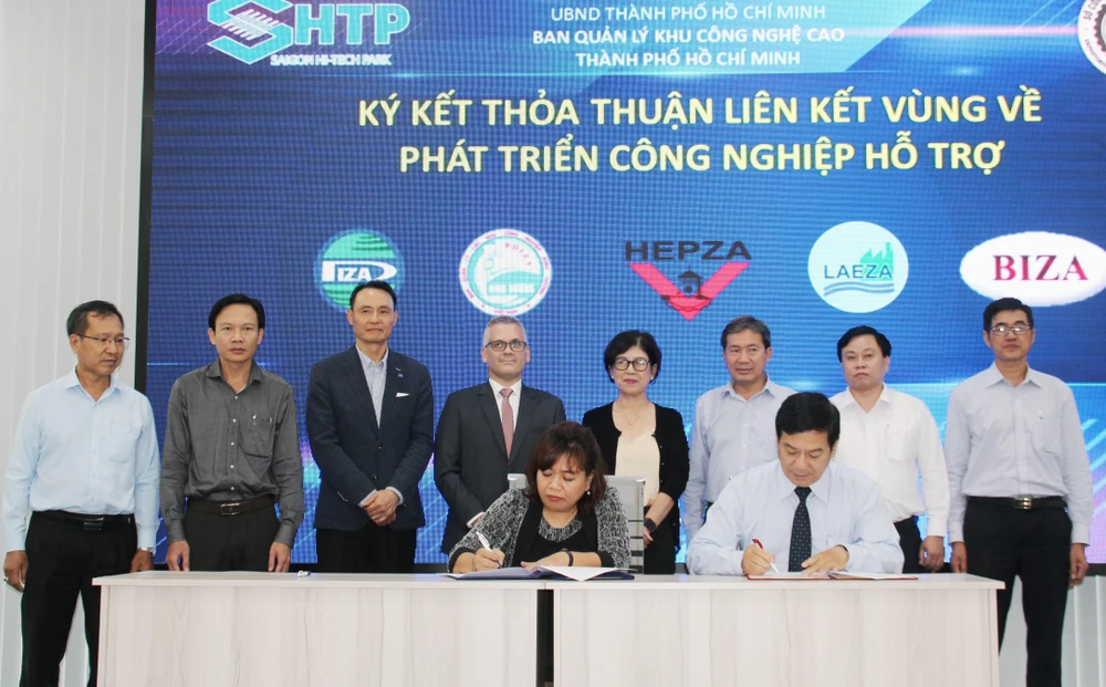 Đại diện Ban quản lý Khu Công nghệ cao Thành phố Hồ Chí Minh ký kết thỏa thuận hợp tác với Ban Quản lý các khu chế xuất-khu công nghiệp-khu kinh tế trọng điểm phía Nam. (Ảnh: Mỹ Phương/TTXVN)