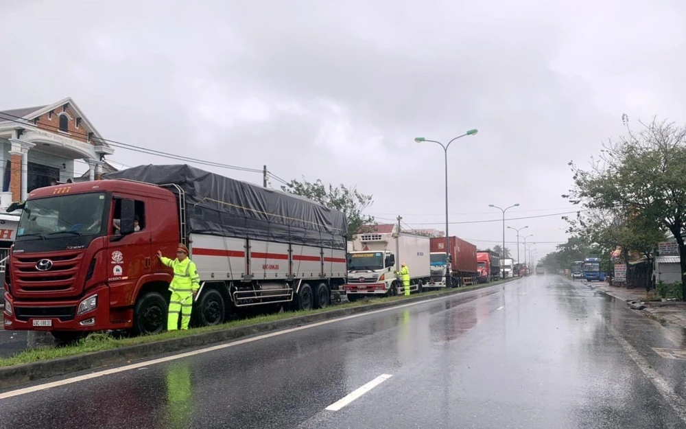 Nhiều xe khách Bắc-Nam đã dừng lại để tránh trú bão số 9 ở thị trấn Lăng Cô, huyện Phú Lộc. (Ảnh: TTXVN phát)