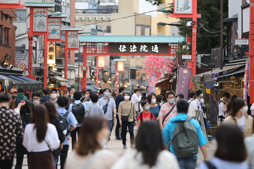 Người dân đeo khẩu trang phòng lây nhiễm COVID-19 tại Asakusa, Tokyo, Nhật Bản, ngày 4/10/2020. (Ảnh: THX/TTXVN)