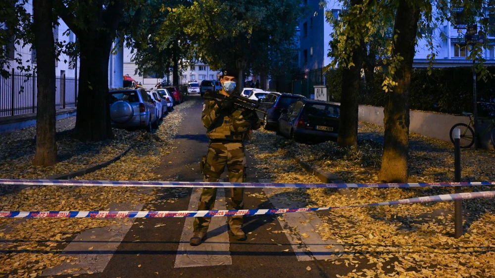 Binh sỹ Pháp bảo vệ hiện trường vụ tấn công bằng súng tại Lyon. (Nguồn: AFP)