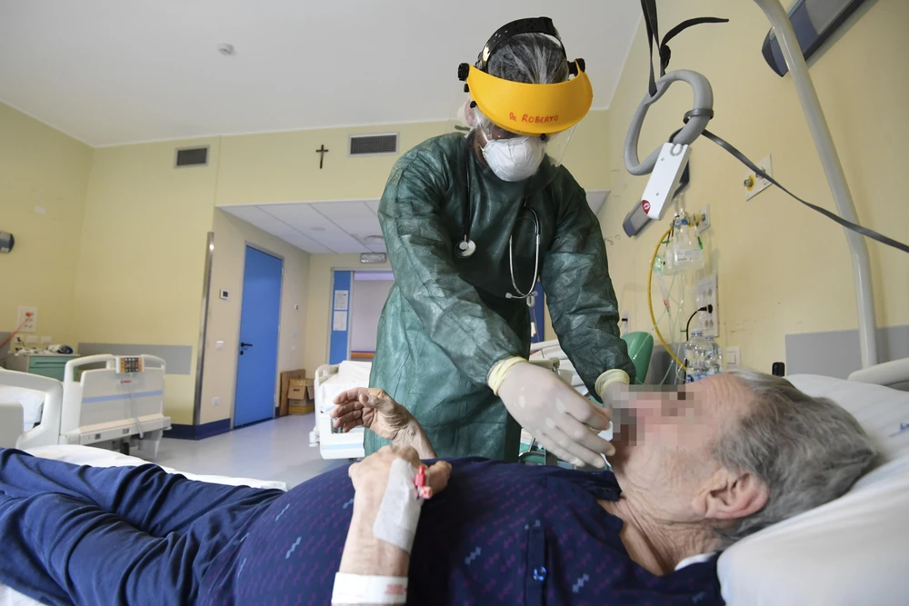 Nhân viên y tế điều trị cho bệnh nhân mắc COVID-19 tại một bệnh viện ở Milan, Italy ngày 15/5/2020. (Ảnh: AFP/TTXVN)