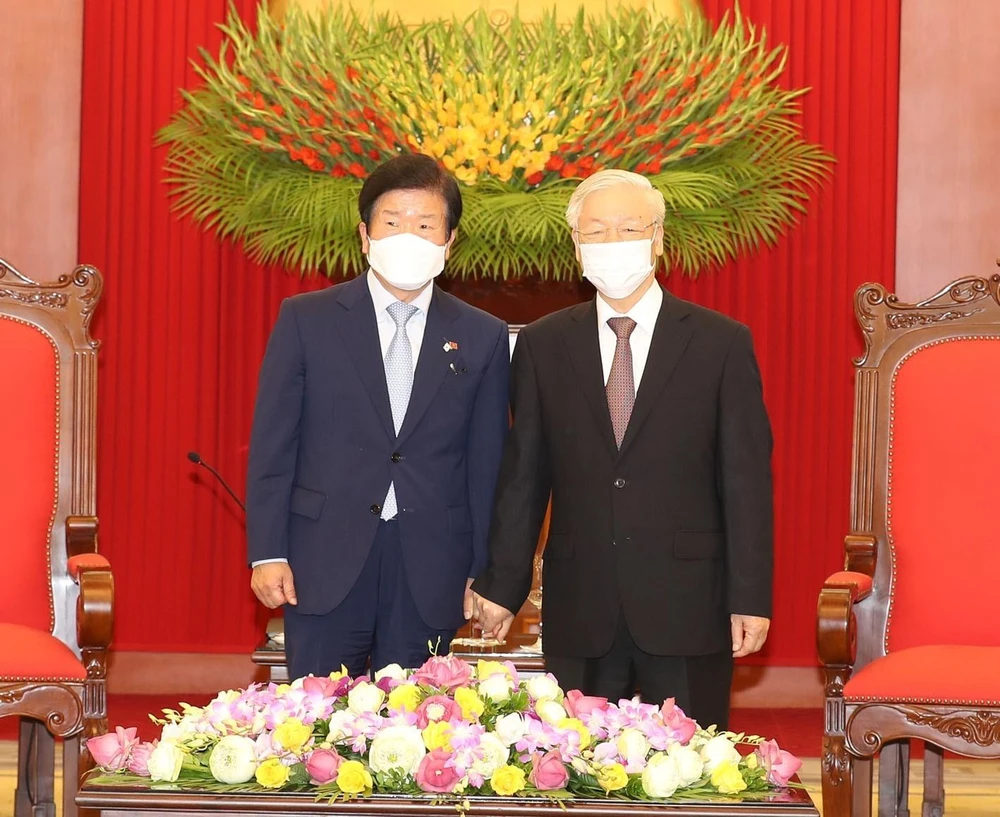 Tổng Bí thư, Chủ tịch nước Nguyễn Phú Trọng tiếp Chỉ tịch Quốc hội Hàn Quốc Park Byeong-Seug. (Ảnh: Trí Dũng/TTXVN)
