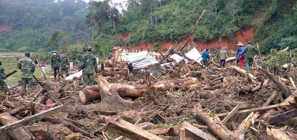 Lực lượng quân đội tiếp tục tìm kiếm các nạn nhân bị mất tích trong vụ sạt lở đất ở xã Phước Lộc, huyện Phước Sơn (Quảng Nam). (Ảnh: Trần Tĩnh/TTXVN)