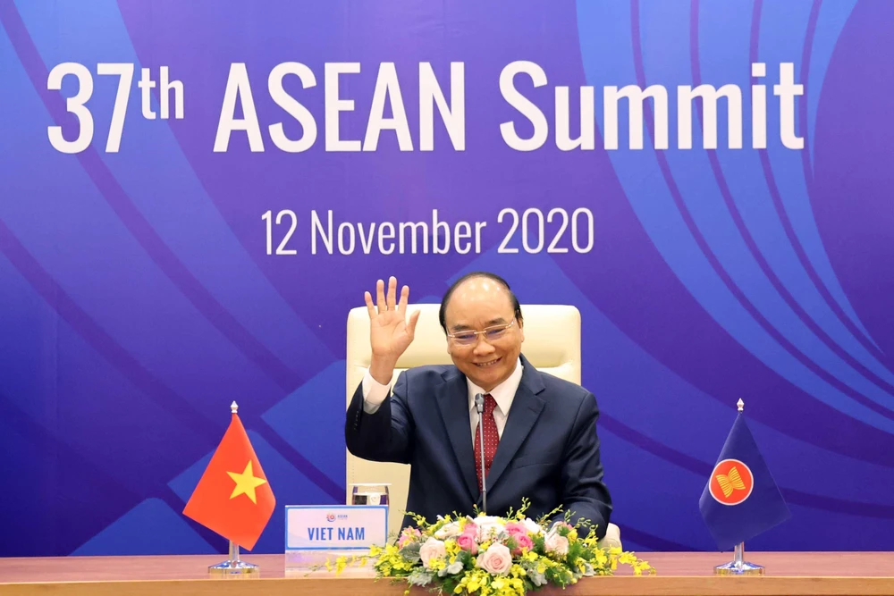 Thủ tướng Nguyễn Xuân Phúc vẫy chào các nhà lãnh đạo ASEAN. (Ảnh: Thống Nhất/TTXVN)