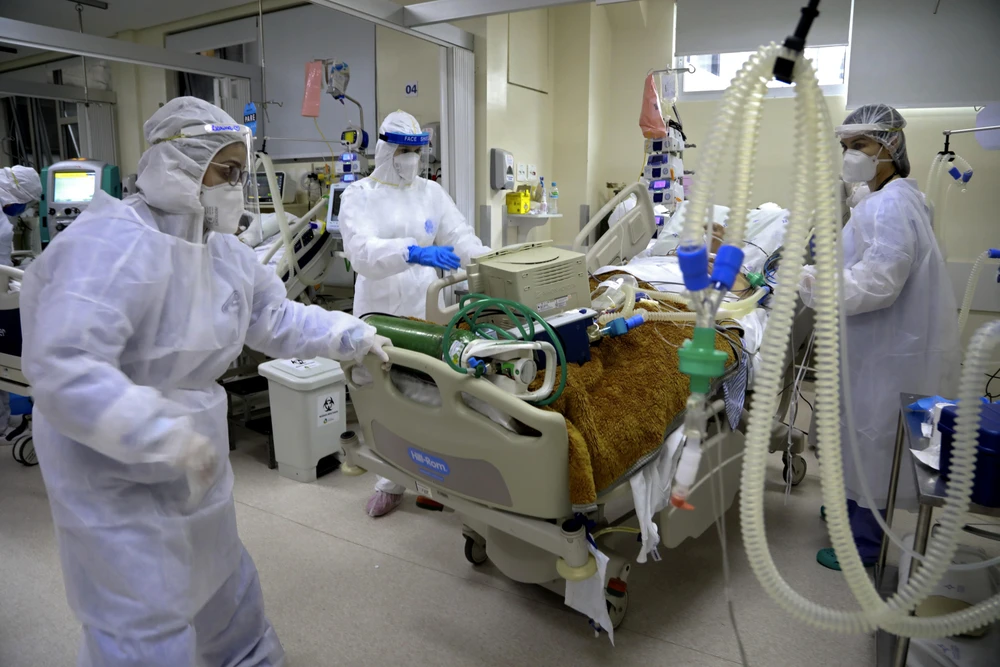 Bệnh nhân nhiễm COVID-19 điều trị tại bệnh viện ở Porto Alegre, Brazil. (Ảnh: AFP/TTXVN)