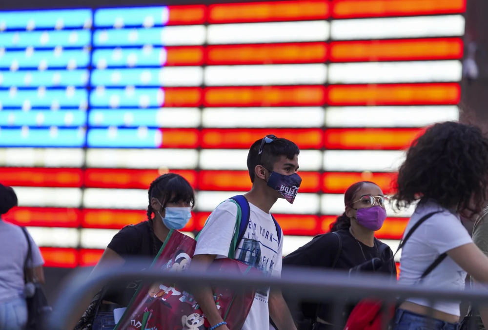 Người dân đeo khẩu trang phòng lây nhiễm COVID-19 tại New York, Mỹ, ngày 9/11/2020. (Ảnh: THX/TTXVN)