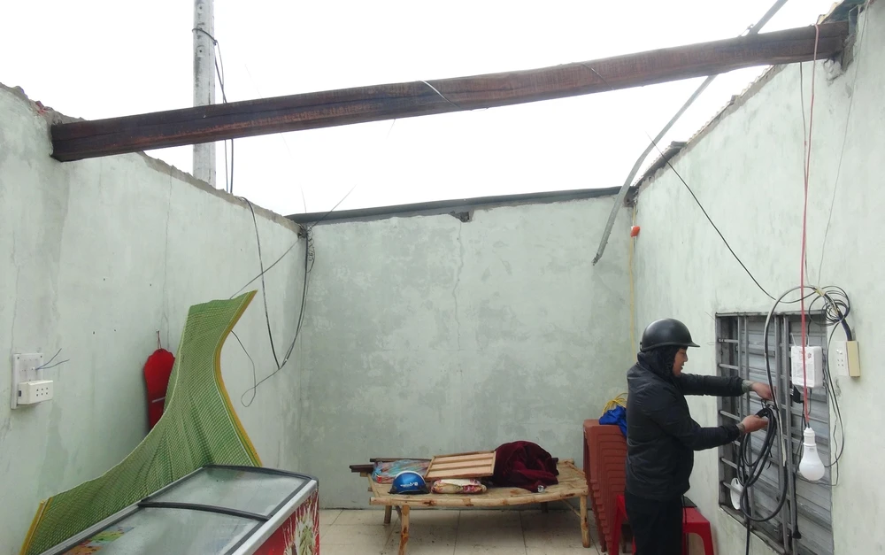 Bão số 13 làm hàng nghìn ngôi nhà bị tốc mái tại Quảng Bình. (Ảnh: Đức Thọ/TTXVN)