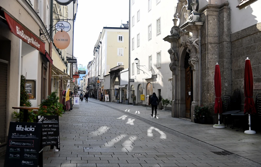 Cảnh vắng vẻ trên một đường phố ở Salzburg, Austria sau khi Chính phủ thắt chặt các biện pháp hạn chế để phòng chống dịch COVID-19. (Ảnh: AFP/TTXVN)