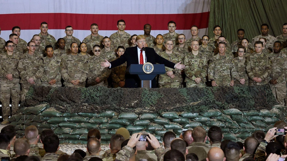 Tổng thống Mỹ Donald Trump tới thăm các binh sỹ Mỹ tại căn cứ không quân Bagram ở Afghanistan dịp Lễ Tạ ơn, ngày 28/11/2019. (Ảnh: AFP)