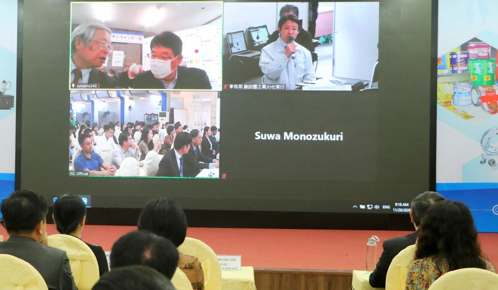 Đại diện doanh nghiệp Nhật Bản giới thiệu về các sản phẩm công nghệ nổi trội. (Ảnh: Minh Thu/TTXVN)