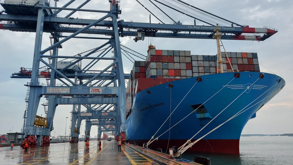 Siêu tàu chở container Margrethe Maersk chuẩn bị cập cảng quốc tế Cái Mép, tỉnh Bà Rịa-Vũng Tàu.. (Ảnh: Ngọc Sơn/TTXVN)