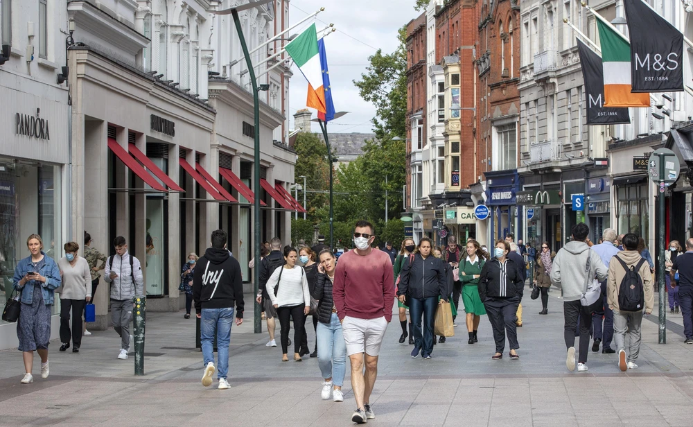 Người dân đeo khẩu trang phòng lây nhiễm COVID-19 tại Dublin, Ireland ngày 18/9/2020. (Ảnh: AFP/TTXVN)