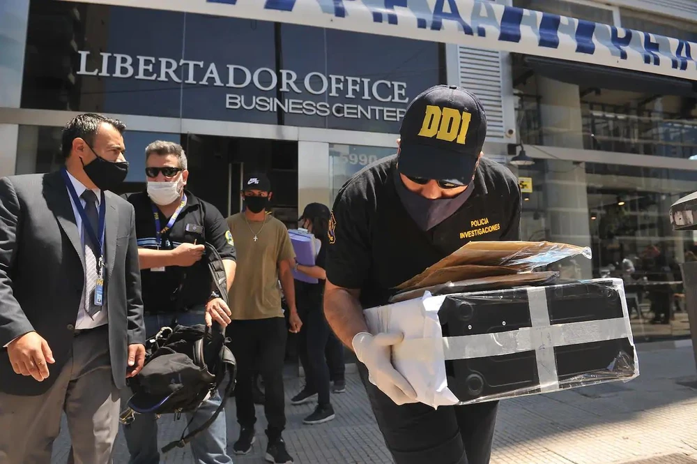 Cảnh sát thu giữ hồ sơ y tế của huyền thoại bóng đá thế giới Diego Maradona. (Ảnh: EPA)