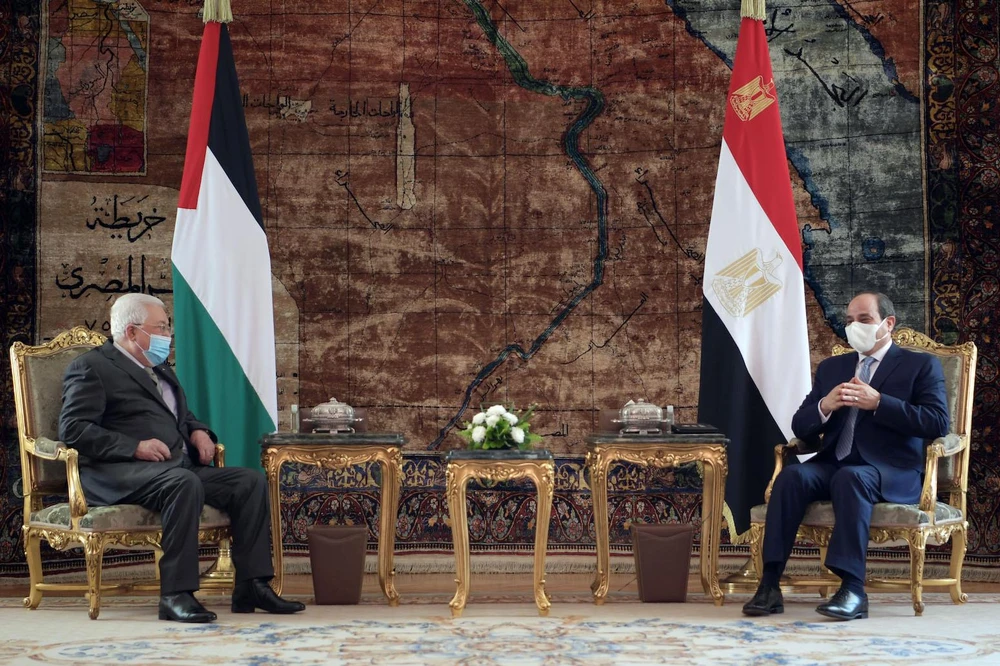 Tổng thống Ai Cập Abdel-Fattah El-Sisi (phải) hội đàm với Tổng thống Palestine Mahmoud Abbas. (Nguồn: WAFA)