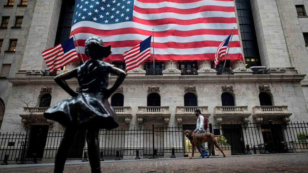Quang cảnh bên ngoài Sàn giao dịch chứng khoán New York, Mỹ. (Ảnh: AFP)
