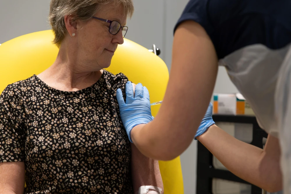 Nhân viên y tế tiêm thử nghiệm vắcxin ngừa COVID-19 do Trường đại học Oxford (Anh) phối hợp với hãng AstraZeneca sản xuất. (Ảnh: AFP/TTXVN)