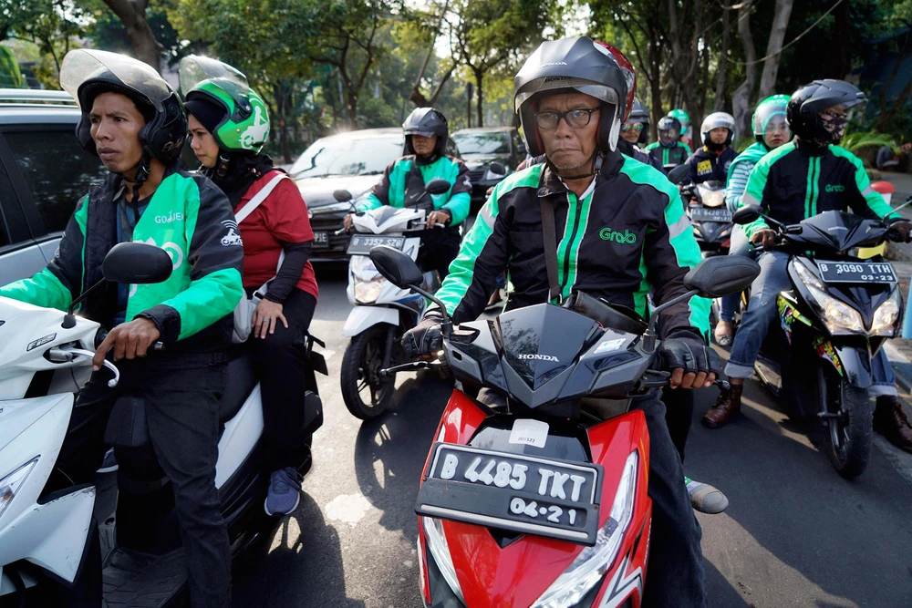 Tài xế xe ôm công nghệ của Grab và Gojek tại thủ đô Jakarta, Indonesia. (Ảnh: Getty Images)