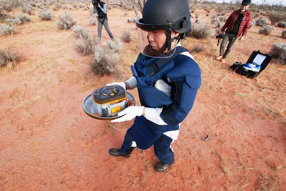 Thu hồi khoang chứa mẫu vật từ tiểu hành tinh Ryugu được tàu Hayabusa-2 thả xuống Trái Đất tại vùng sa mạc ở miền Nam Australia ngày 6/12/2020. (Ảnh: AFP/TTXVN)