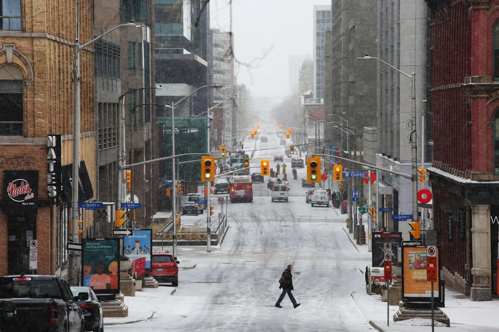 Cảnh vắng vẻ trên một tuyến phố ở Ottawa, Canada khi dịch COVID-19 bùng phát, ngày 23/3/2020. (Ảnh: AFP/TTXVN)