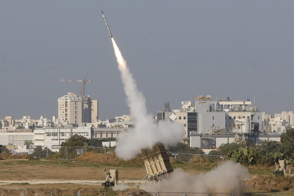 Tên lửa đánh chặn được phóng từ hệ thống phòng không Iron Dome tại thành phố Ashdod, Israel ngày 12/11/2019. (Ảnh: AFP/TTXVN)
