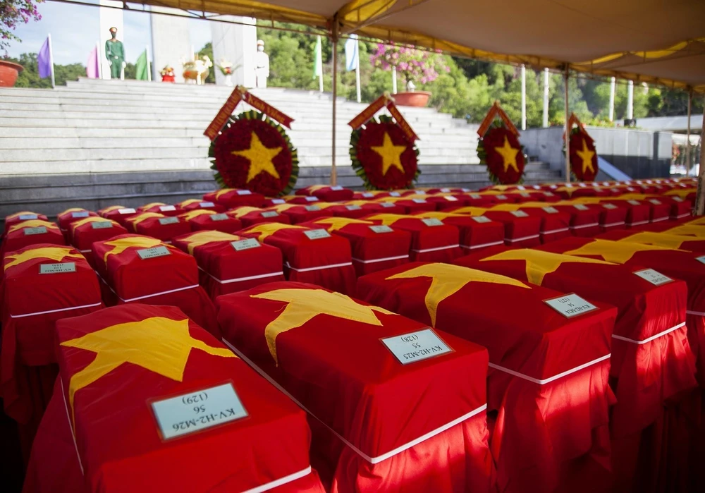 Hài cốt liệt sỹ quân tình nguyện và chuyên gia Việt Nam hy sinh trong các thời kỳ chiến tranh trên chiến trường Campuchia. (Ảnh: Hồng Đạt/TTXVN)