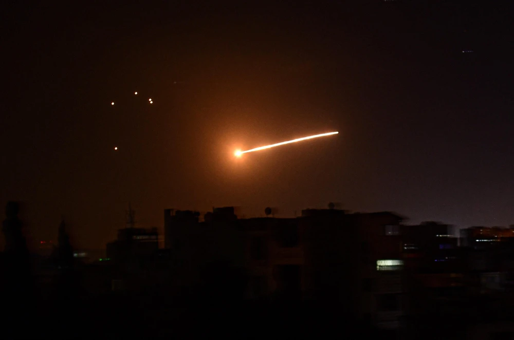Hệ thống phòng không Syria đánh chặn tên lửa Israel tấn công các mục tiêu ở thủ đô Damascus ngày 20/7/2020. (Ảnh: AFP/TTXVN)