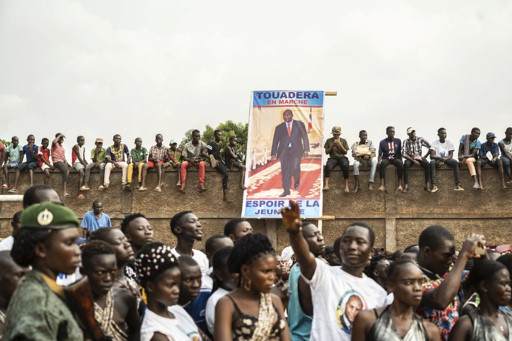 Cử tri tập trung gần một tấm hình cỡ lớn của Tổng thống đương nhiệm Cộng hòa Trung Phi Faustin-Archange Touadera. (Ảnh: THX)