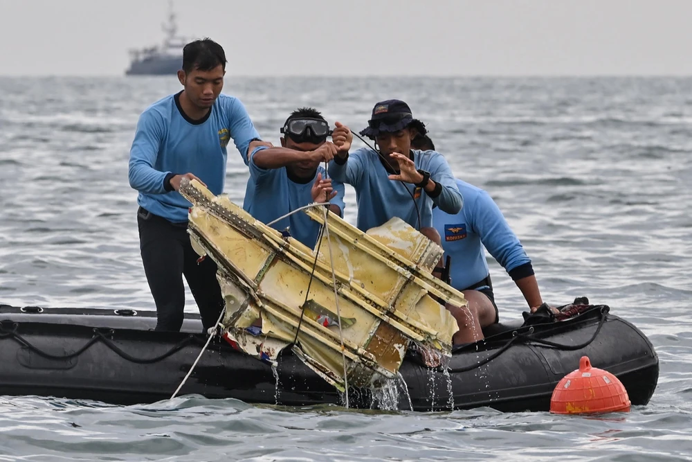 Lực lượng cứu hộ Indonesia tìm thấy mảnh vỡ của chiếc máy bay gặp nạn tại khu vực gần đảo Lancang, ngày 10/1/2021. (Ảnh: AFP/TTXVN)