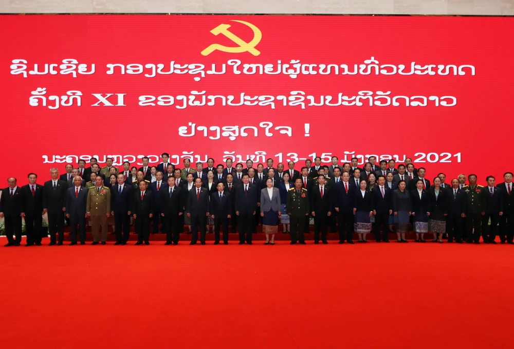 Ban chấp hành Trung ương khóa XI Đảng NDCM Lào chụp ảnh chung. Ảnh do Ban Tổ chức cấp. (Ảnh: TTXVN)