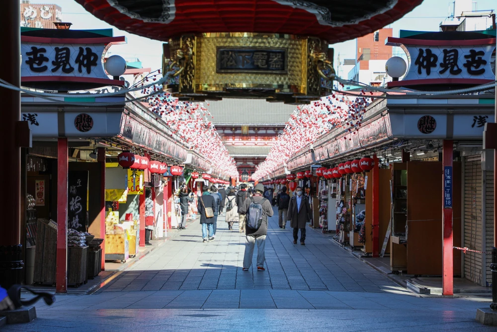 Người dân đeo khẩu trang phòng lây nhiễm COVID-19 tại Asakusa, Tokyo, Nhật Bản, ngày 9/1/2021. (Ảnh: THX/TTXVN)