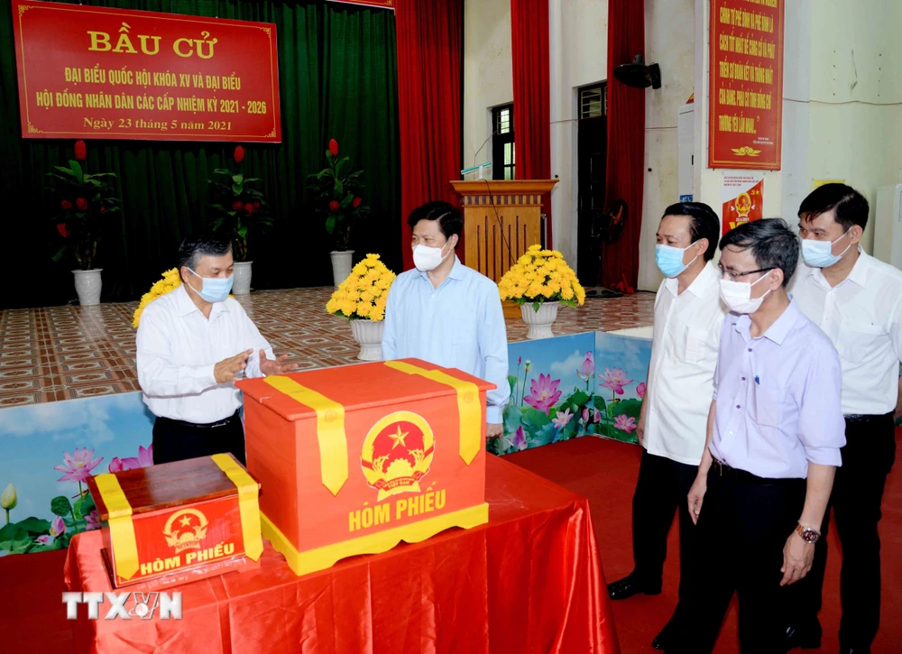 Đoàn kiểm tra công tác bầu cử của Trung ương kiểm tra công tác chuẩn bị bầu cử tại điểm bỏ phiếu ở thị trấn Lương Bằng, huyện Kim Động, tỉnh Hưng Yên. (Ảnh: Đinh Tuấn/TTXVN)