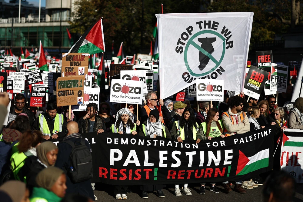 Tuần hành ủng hộ người Palestine tại London, Anh ngày 11/11/2023. (Ảnh: AFP)