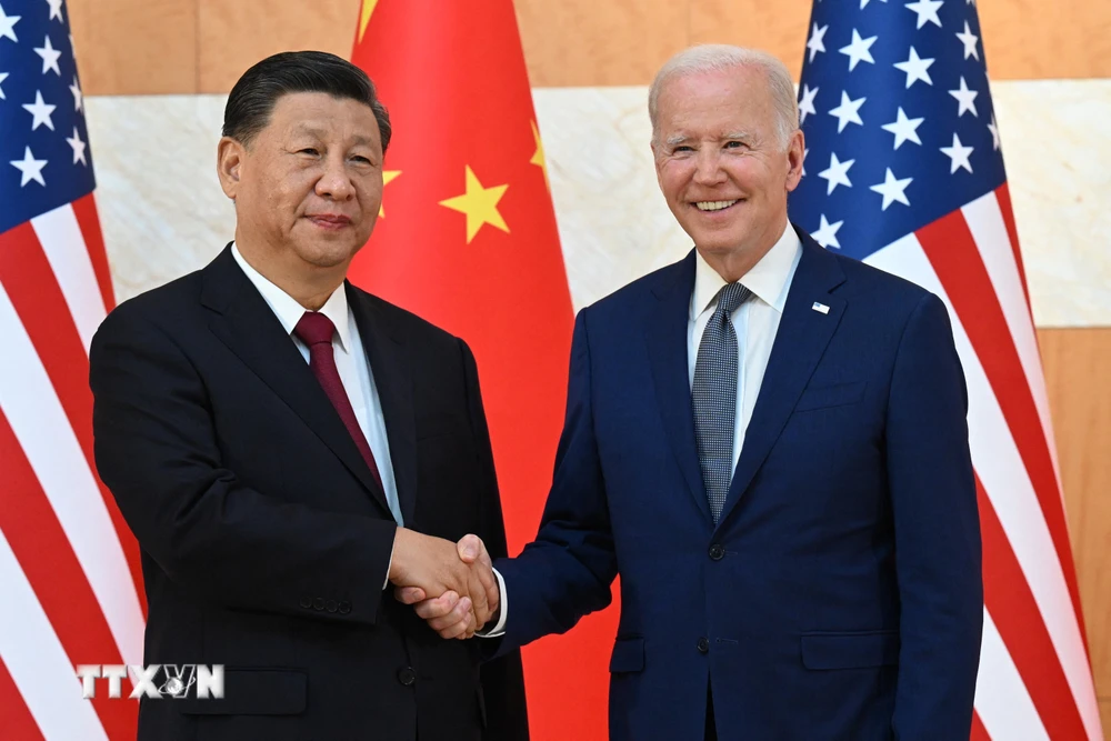 Tổng thống Mỹ Joe Biden (phải) trong cuộc gặp Chủ tịch Trung Quốc Tập Cận Bình bên lề Hội nghị Thượng đỉnh Nhóm các Nền Kinh tế Phát triển và Mới nổi hàng đầu thế giới (G20) ở Bali, Indonesia ngày 14/11/2022. (Ảnh: AFP/TTXVN)