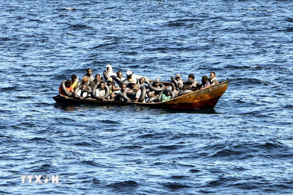 Người di cư chờ được giải cứu trên vùng biển giữa Tunisia và Italy, ngày 10/8/2023. (Ảnh: AFP/TTXVN)