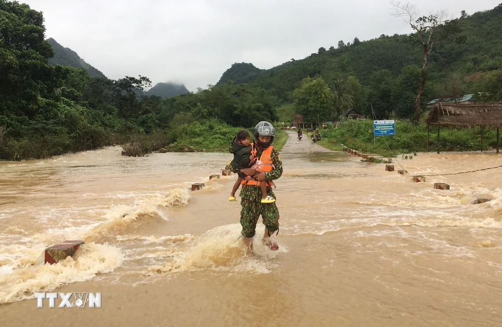 Di dời dân ra khỏi vùng nguy hiểm tại xã Hướng Lập (Hướng Hóa, Quảng Trị). (Ảnh: TTXVN phát)