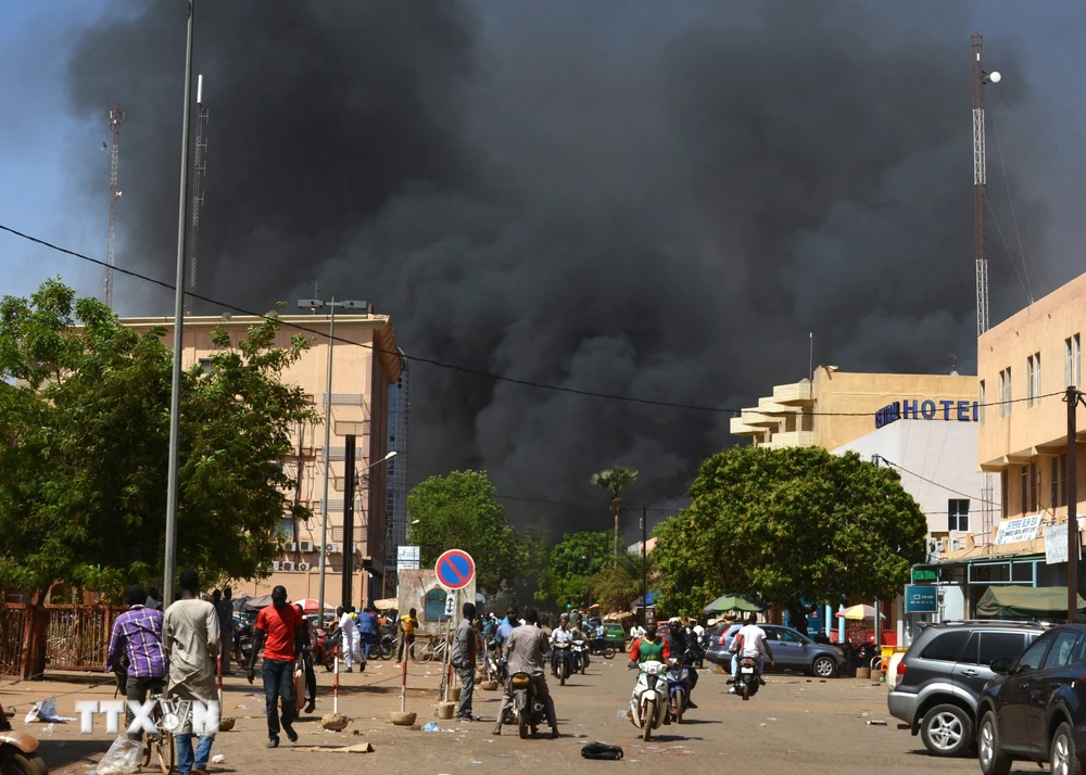 Khói bốc lên từ hiện trường một vụ tấn công ở Ouagadougou, Burkina Faso. (Ảnh: AFP/TTXVN)