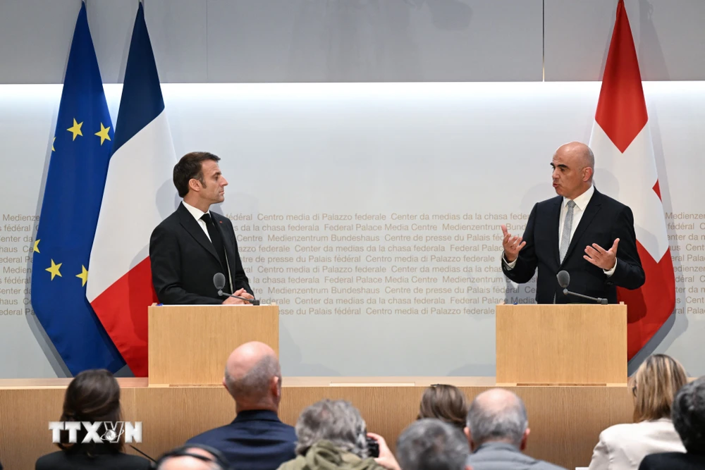 Tổng thống Pháp Emmanuel Macron (trái) và người đồng cấp Thụy Sĩ Alain Berset trong cuộc họp báo ở Bern ngày 15/11/2023. (Ảnh: AFP/TTXVN)