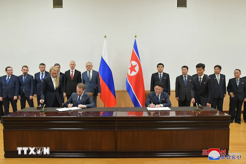 Bộ trưởng Tài nguyên Thiên nhiên Nga Alexander Kozlov (trái, phía trước) và Bộ trưởng Quan hệ Kinh tế Đối ngoại Triều Tiên Yun Jong Ho (phải, phía trước) ký nghị định thư mở rộng hợp tác về thương mại, kinh tế tại Bình Nhưỡng, ngày 15/11/2023. (Ảnh: Yonhap/TTXVN)