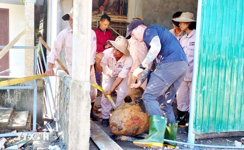 Đội Xử lý Bom mìn Lưu động của MAG tại Quảng Bình phối hợp với Bộ Chỉ huy Quân sự tỉnh Quảng Bình xử lý, di dời quả bom. (Ảnh: TTXVN phát)