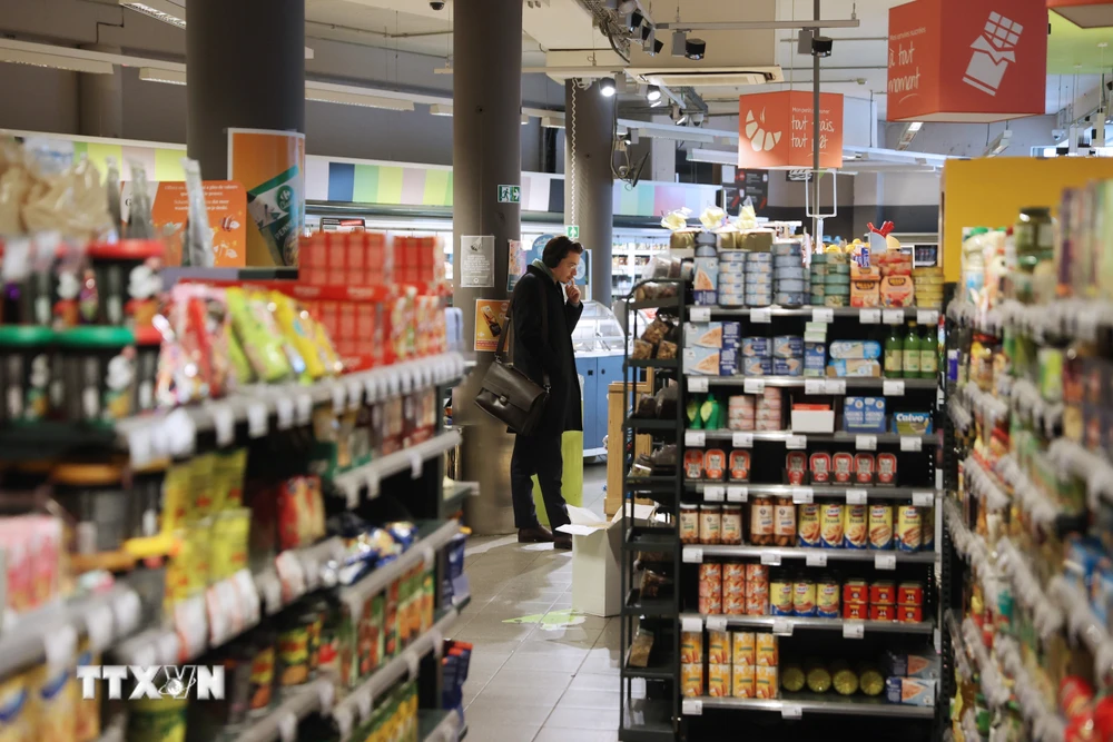 Người tiêu dùng chọn mua hàng tại một siêu thị ở Brussels, Bỉ ngày 15/11/2023. (Ảnh: THX/TTXVN)
