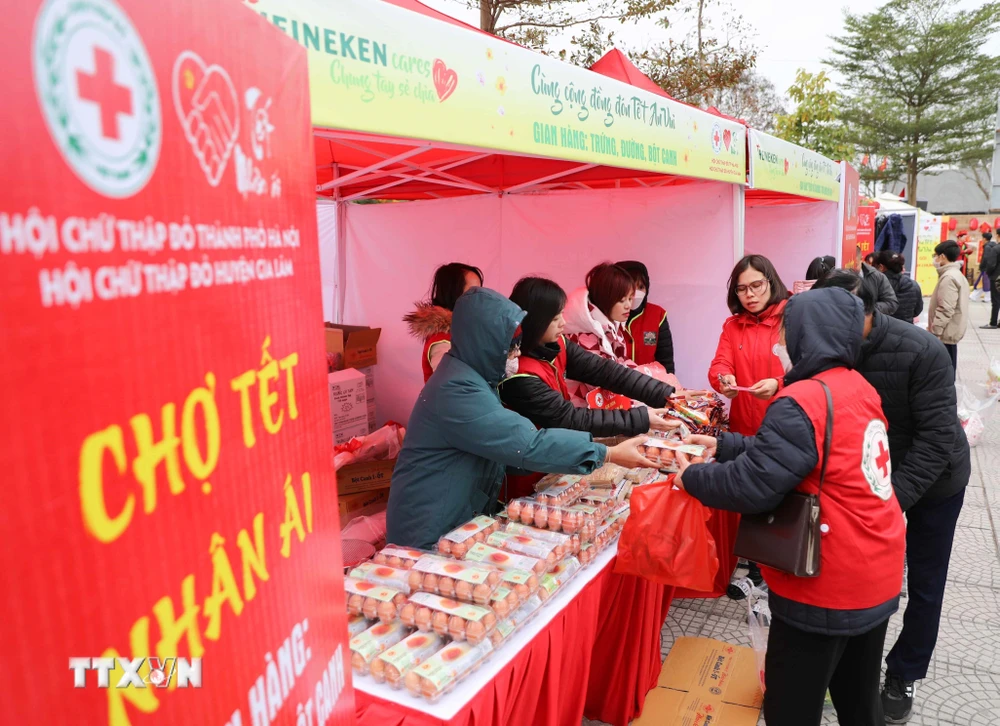Chương trình chợ "Tết nhân ái" do Hội Chữ thập Đỏ thành phố Hà Nội tổ chức cho các hộ có hoàn cảnh khó khăn. (Ảnh: Thanh Tùng/TTXVN)