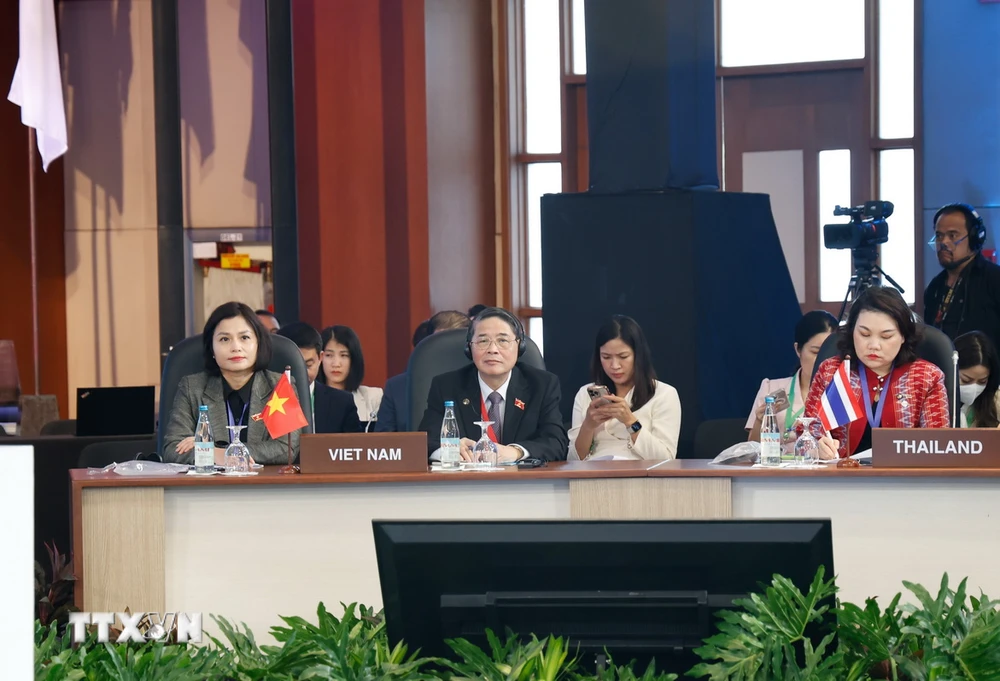 Phó Chủ tịch Quốc hội Nguyễn Đức Hải dẫn đầu Đoàn Việt Nam tham dự phiên thảo luận ngày 24/11. (Ảnh: Lê Dương/TTXVN)