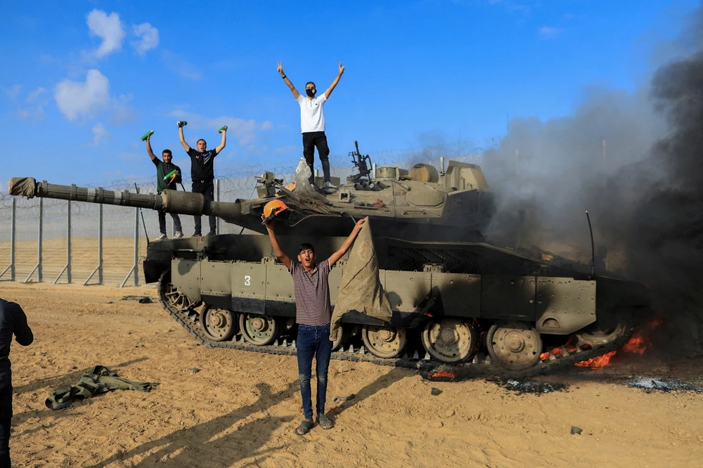 Một chiếc xe tăng của Israel bị phá hủy gần hàng rào biên giới với Gaza ngày 7/10/2023. (Ảnh: Reuters
