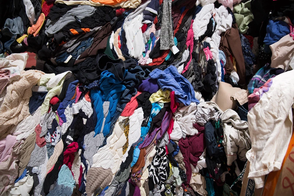 Rác thải từ quần áo cũ 