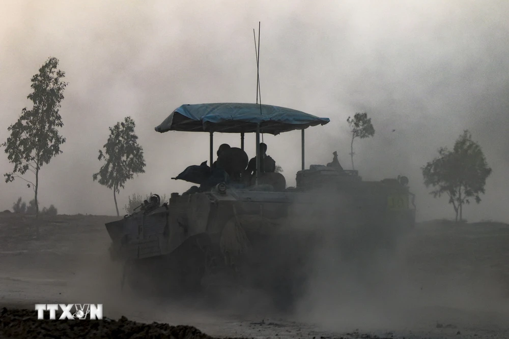Binh sĩ và xe quân sự Israel được triển khai gần biên giới với Dải Gaza ngày 26/11/2023. (Ảnh: AFP/TTXVN)